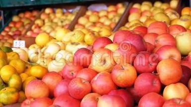 街市集有橘子、苹果、梨、柿子和各种水果