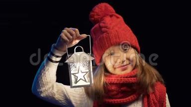 戴着针织冬帽、戴着围巾的小女孩，站着灯笼