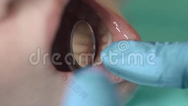 口腔和牙齿的检查。 在口腔检查过程中，病人年轻女孩张口闭口