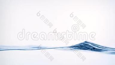 清洁水面，溅起水花.. 液体在白色背景下缓慢运动