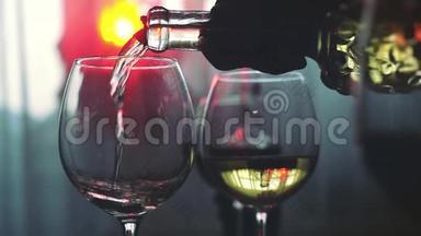 在节日桌上，白葡萄酒缓慢地倒入玻璃杯中，背景上有灯光。 1920x1080