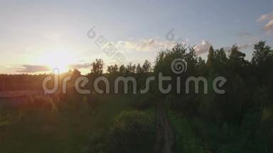 日落时分，俄罗斯乡村铁路的空中景象