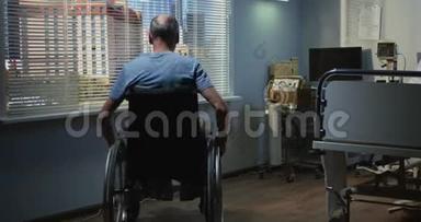 病人坐轮椅住院
