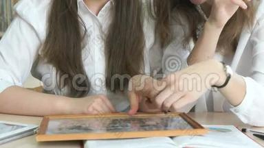 两个女学生带着照片看相框