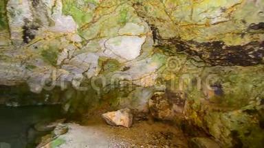 绿色深邃的地下洞穴.