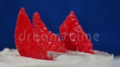 蛋糕上的红色装饰元素。蛋糕上的果酱。草莓蛋糕片