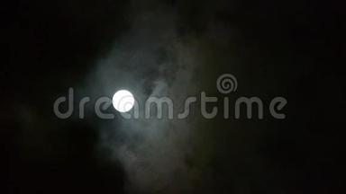 月圆在多云的天空，夜间飞行过云，神秘仙境的场景..