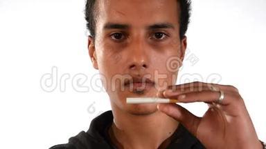 <strong>戒烟</strong>。 年轻人抽了根烟。