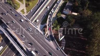 高空无人驾驶飞机飞越道路交通。 公路和立交桥与汽车和卡车，立交桥，跟随交通堵塞。 4K