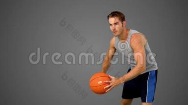 篮球运动员在灰色背景下传球