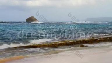 暴风雨前海浪在海岸上<strong>奔腾</strong>. 瓜德罗普岛
