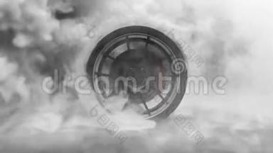 轮胎烧毁。 燃烧橡胶和吸烟轮胎与旋转车轮与厚厚的烟雾在黑暗的背景。
