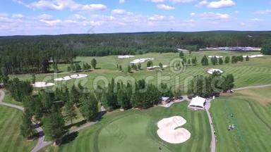 空中高尔夫球场，有华丽的绿色和沙坑。 高尔夫球场的鸟瞰景观，有华丽的绿色和池塘。 高尔夫球场