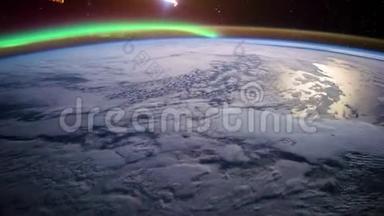 从空间站起飞的飞越地球表面`飞行。 由美国宇航局提供的这个视频元素。 这个视频
