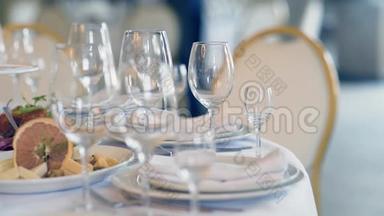 在<strong>餐厅</strong>的白色桌子上<strong>摆放</strong>健康食品和白色盘子和用具