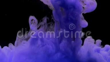 五颜六色的紫色墨水从上面滴在水中，在黑色背景上轻轻地在水下旋转，带有复制空间。