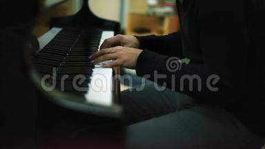 音乐家的双手钢琴<strong>演奏</strong>工作室