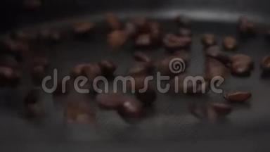 咖啡豆散落在黑色的背景上