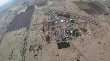 专业跳伞运动员在亚利桑那州上空跳伞。风景。<strong>身高</strong>。