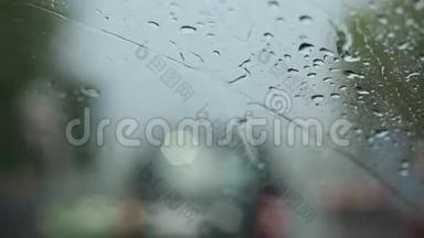 下雨的<strong>交通</strong>。 透过挡风玻璃看离焦的<strong>交通</strong>。 大雨倾盆，雨刷吱吱作响。