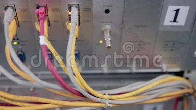 数据中心。 现代网络设备-电缆和布线连接服务器。