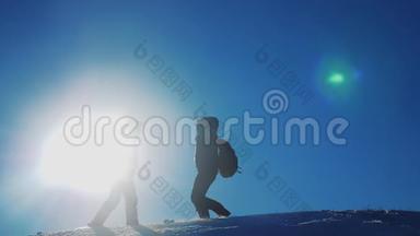 团队合作获奖者游客冬季雪商务旅行在山顶相遇。 两个背包徒步旅行的人相遇