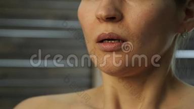 防止皮肤老化，女人为面部建筑做运动。 加强嘴唇周围的肌肉。 慢慢慢慢