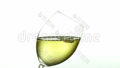 白葡萄酒落入玻璃中，在白色背景下，