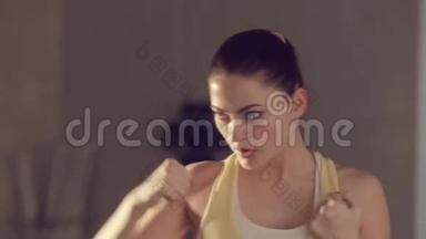 <strong>身材好</strong>的女孩在体育馆里拳击