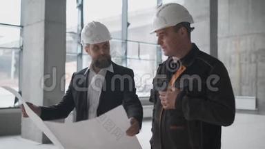 两名工程师在施工和<strong>咨询</strong>建筑<strong>项目</strong>。 两名工程师
