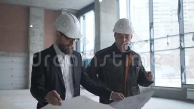 两名工程师在施工和咨询建筑项目。 两名工程师