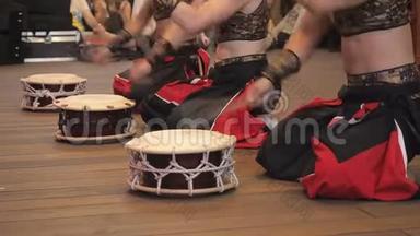 在日本的节日里，音乐家们在现场演奏太子舞鼓。