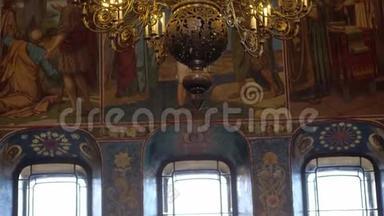 教堂里的吊灯和壁画。 圣彼得堡大教堂内华丽而古老的雕像