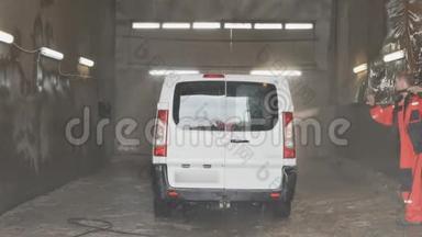 洗车工在洗车时用水洗车