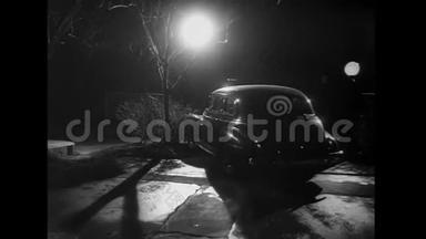 汽车在夜间撞上灯柱，1940年代-1940年代的汽车在夜间撞上柱子-1948-USA_TheHollowTriumph