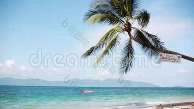 热带岛屿度假。 阳光明媚，<strong>天空湛蓝</strong>，海边<strong>的</strong>异国沙滩和棕榈树。 1920x1080