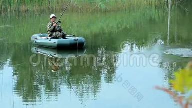 渔夫乘一艘<strong>充气船</strong>在河上漂浮。 用滑块移动相机。 野外活动