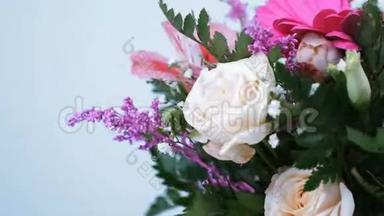 特写镜头。 花束，白色背景上的旋转，花的组成由格伯拉、尤斯塔姆、玫瑰花组成