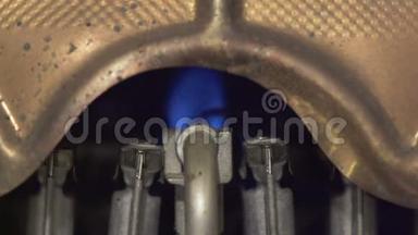 煤气热水器。 点火火炬被点燃，然后主火焰连接。 慢动作