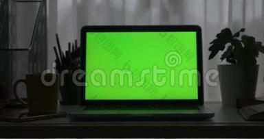 带有<strong>绿</strong>色<strong>屏幕</strong>的笔记本电脑。 黑暗的办公室。 多利加入。 完美地放置你自己的图<strong>像</strong>或视频。 正在使用的技术<strong>绿</strong>色<strong>屏幕</strong>。 语文