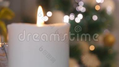 带灯的深色背景上的圣诞蜡烛和装饰品