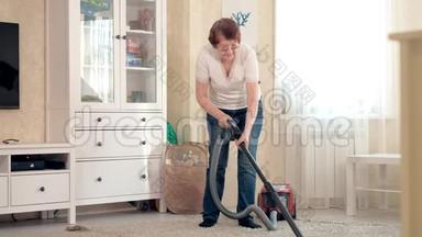 老妇人打扫客厅，在家打扫卫生