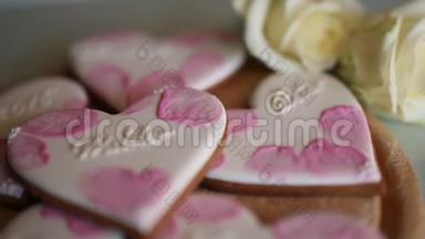 心形式的饼干.. 结婚铭文。 粉色饼干