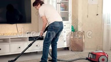 老妇人打扫客厅，在家打扫卫生