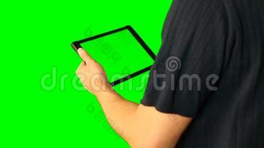 使用绿色屏幕平板电脑的人在大屏幕上加倍。