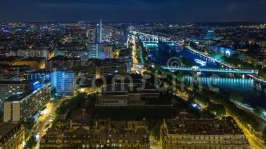 在埃菲尔铁塔顶部拍摄的巴黎城和塞纳河的空中夜景