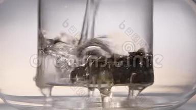 用透明玻璃壶冲泡叶茶.. 特写镜头