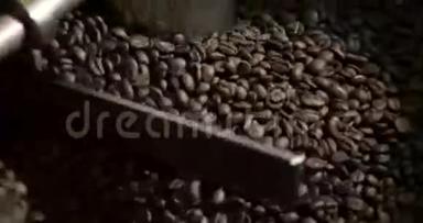 一个<strong>工厂车间</strong>混合冷却单元平台上的烘焙咖啡豆，特写