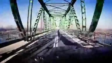 对比镜头：汽车在<strong>桥边</strong>过河