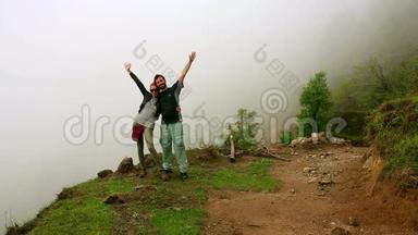 在喜马拉雅山上摆姿势的旅游情侣